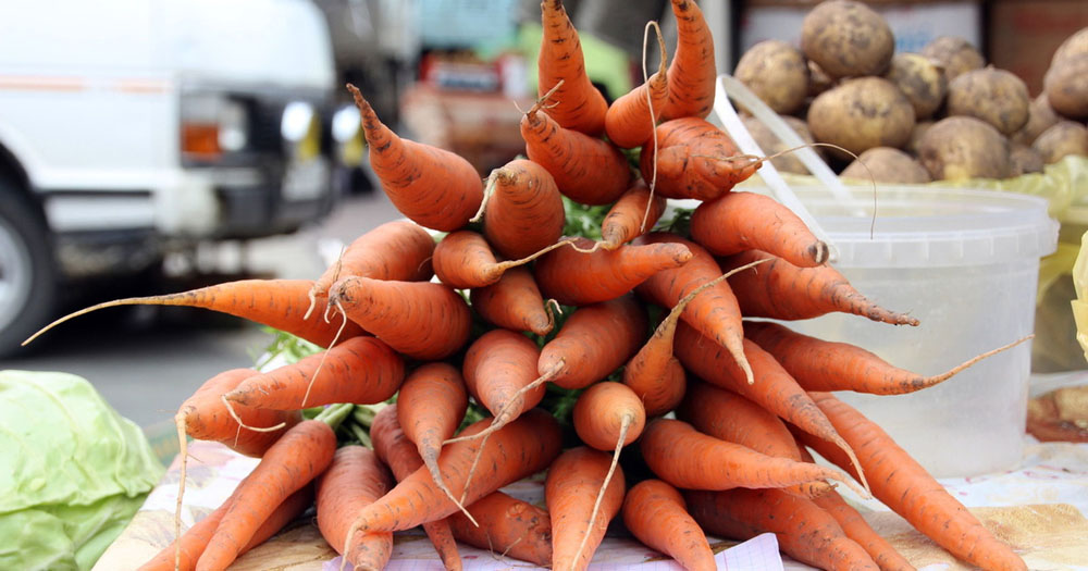 Цены на “борщевой набор” закипают. На Брянщине морковь и свекла подорожали до 100 рублей за кило
