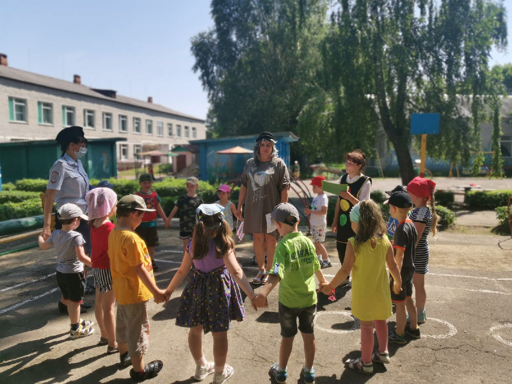 В детском садике Новозыбкова с ребятами играли и одновременно знакомили с правилами поведения на дороге
