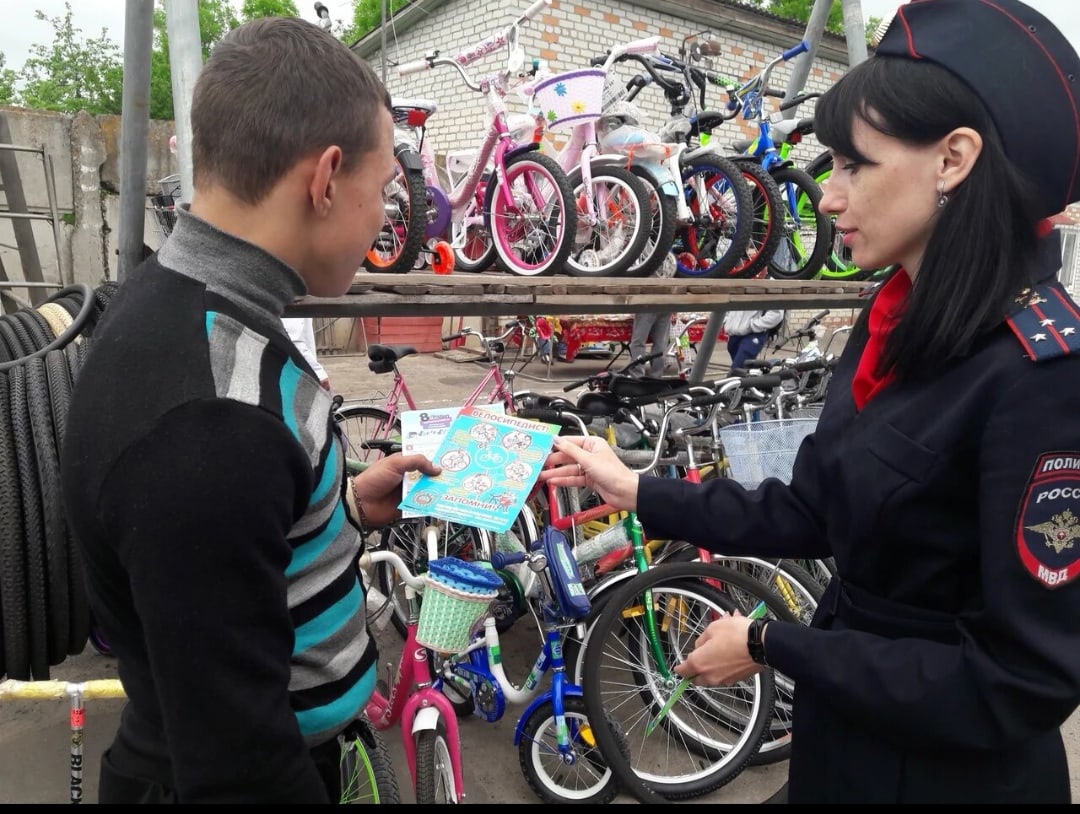 В Новозыбкове госавтоинспекторы напомнили о правилах для велосипедистов