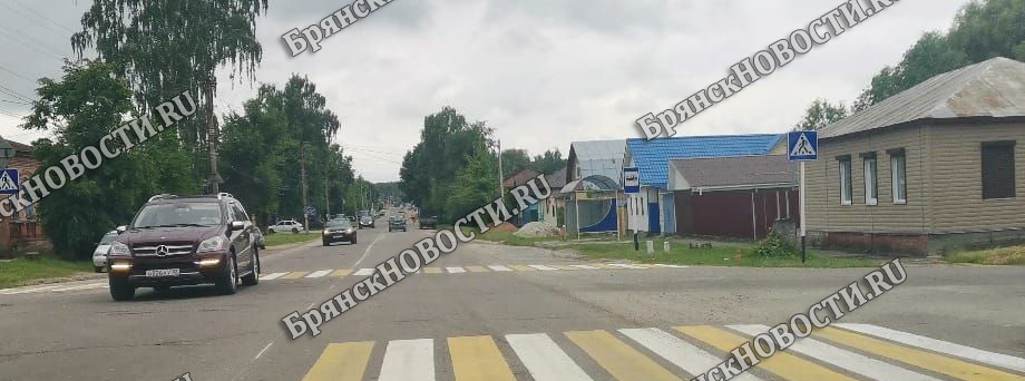 На опасном перекрестке в Новозыбкове ярко обозначили пешеходный переход