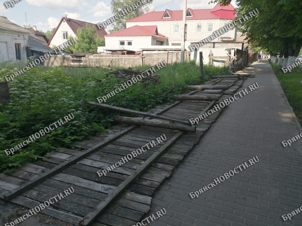 В Новозыбкове забор оказался на тротуаре