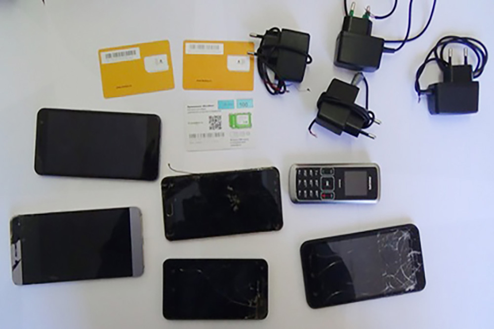 В Брянские колонии несут сотни телефонов и сим-карт