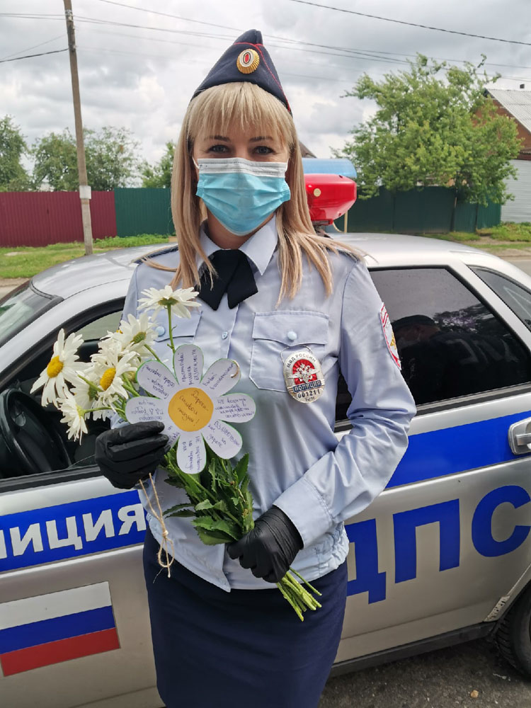Инспекторы ДПС в Новозыбкове встретили праздник ромашками