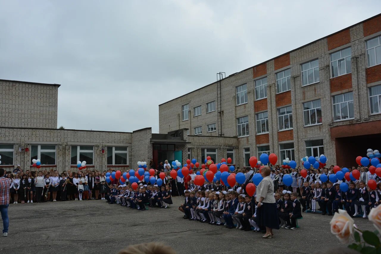 Общероссийское нововведение с поднятием флага в школах давно работает в Новозыбкове