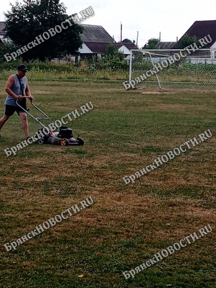 К встрече с новозыбковским «Замишево» на футбольном поле в Красной Горе «расчесывают» газон