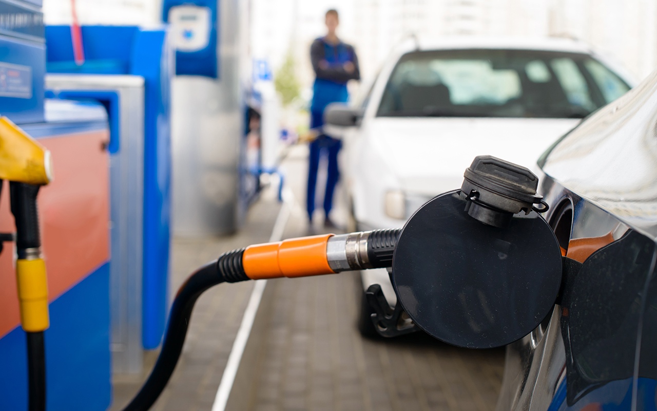 В Брянской области цена литра бензина преодолела планку в 50 рублей