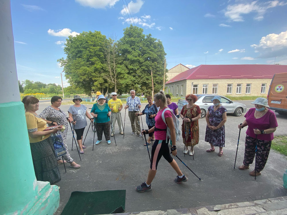 Жителям села в Брянской области показали скандинавскую ходьбу