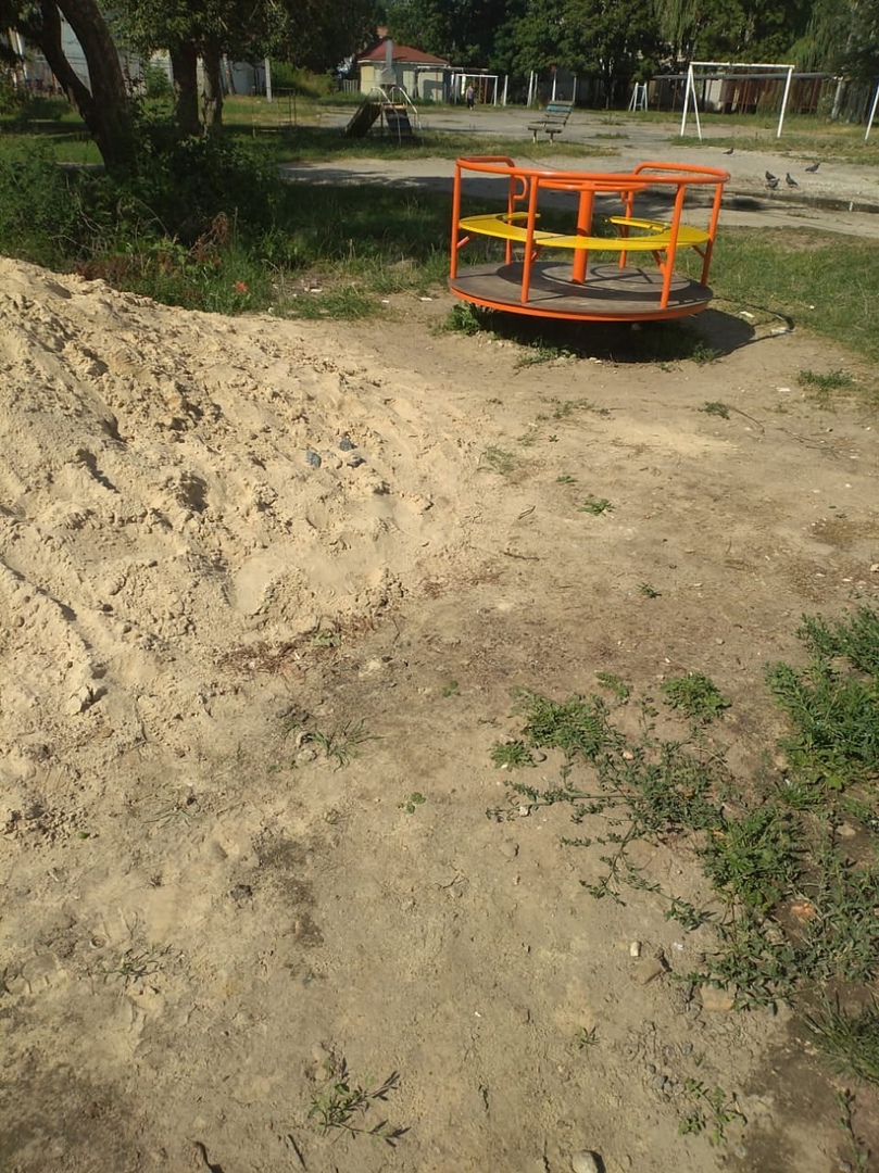 Жителям двора в Новозыбкове объяснили скудный набор на детской площадке