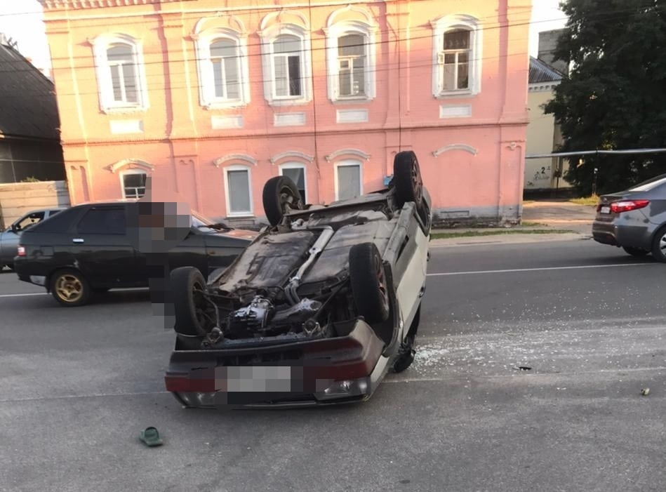 Летчик на ВАЗе устроил ДТП в Новозыбкове и перевернулся на своем авто на крышу