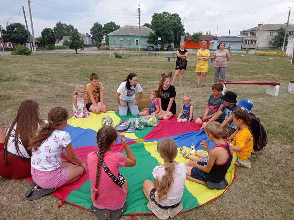 От волейбола до флорбола: в селах Новозыбковского района появятся площадки для детского отдыха