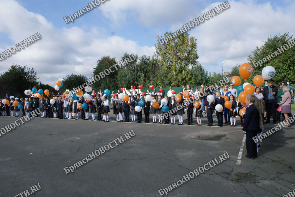 Сто первоклассников перешагнули 1 сентября порог школы №6 в Новозыбкове