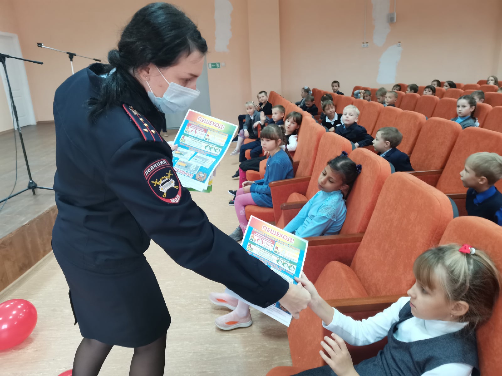 Школьники из Новозыбкова пообещали инспектору быть примерными пешеходами