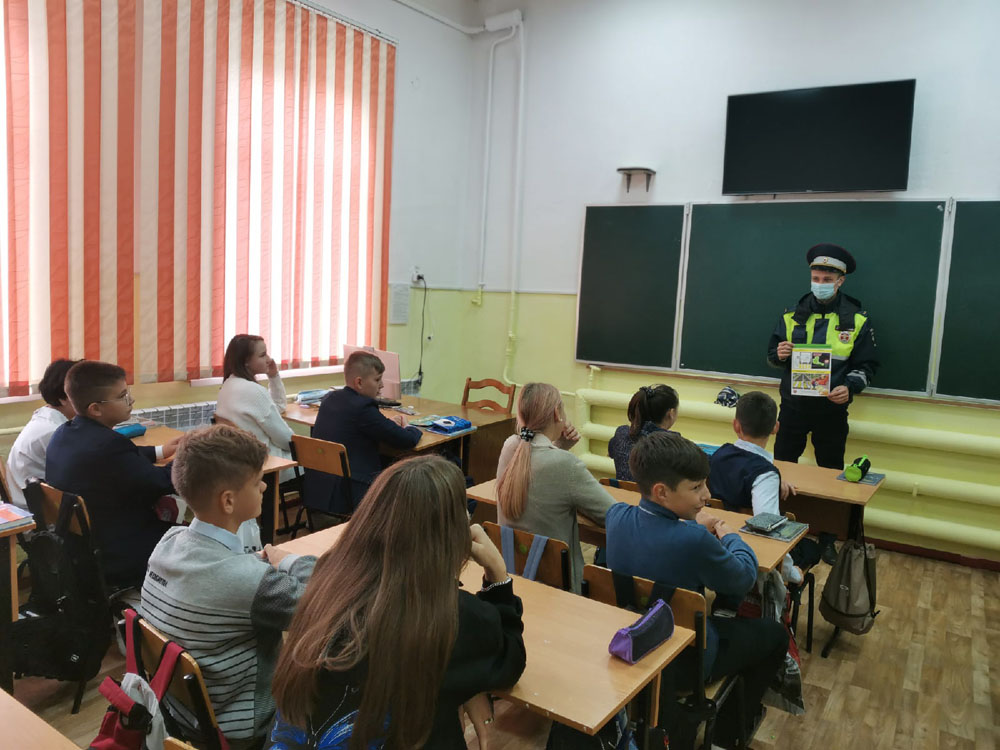 Первые уроки с инспектором ГИБДД в школах Новозыбкова