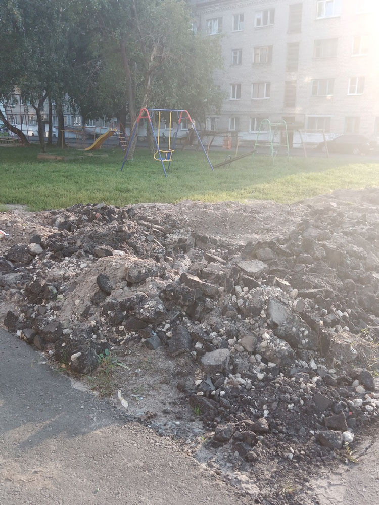 После ремонта на детской площадке в Новозыбкове выросли барханы из обломков асфальта