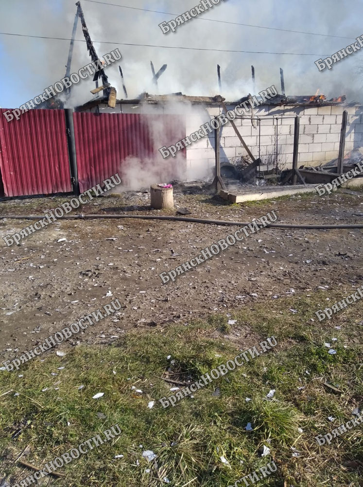 В Новозыбкове спасают от огня дом многодетной семьи