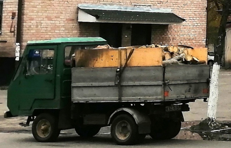 В центре Новозыбкова периодически стоят грузовики с лесом кругляком, дровами