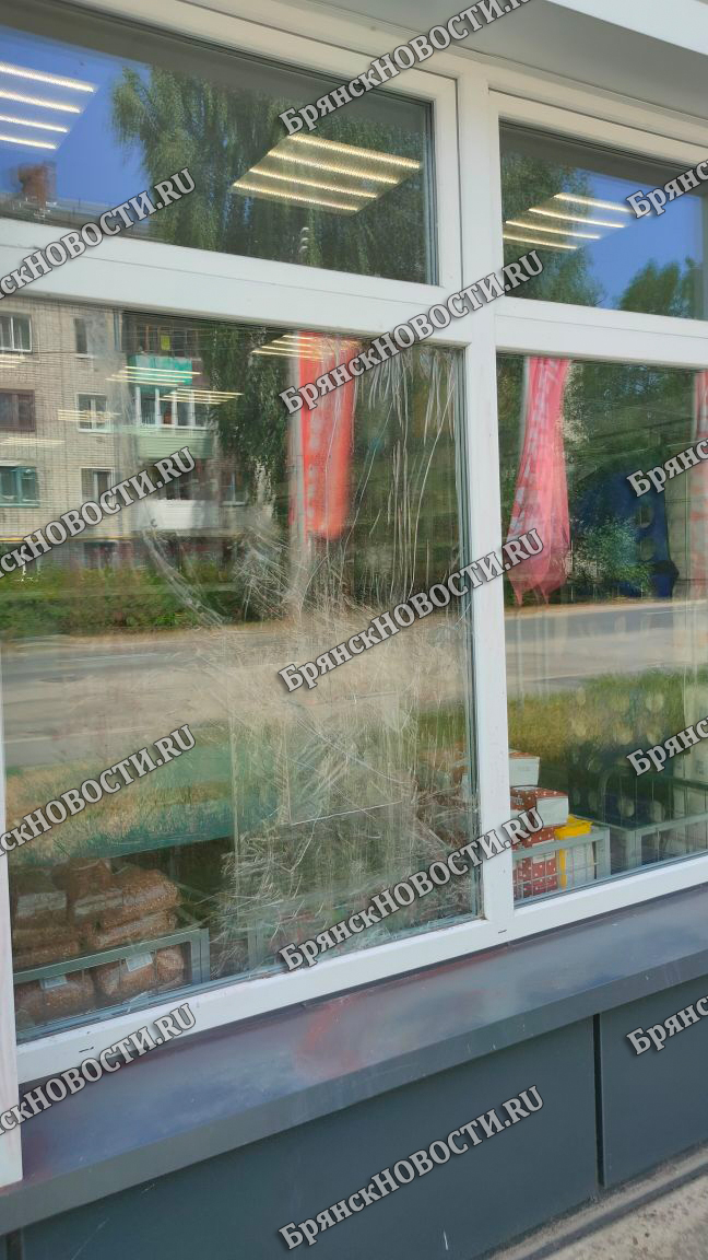 В Новозыбкове разбили окно в магазине