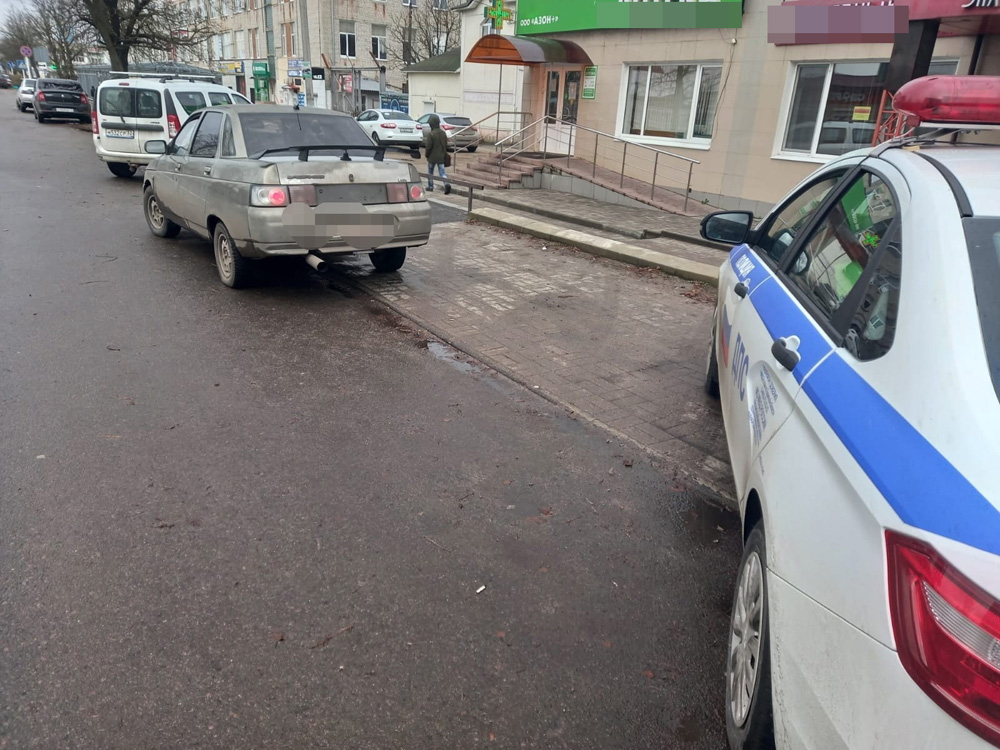 В Новозыбкове от управления автомобилем отстранили водителя без прав