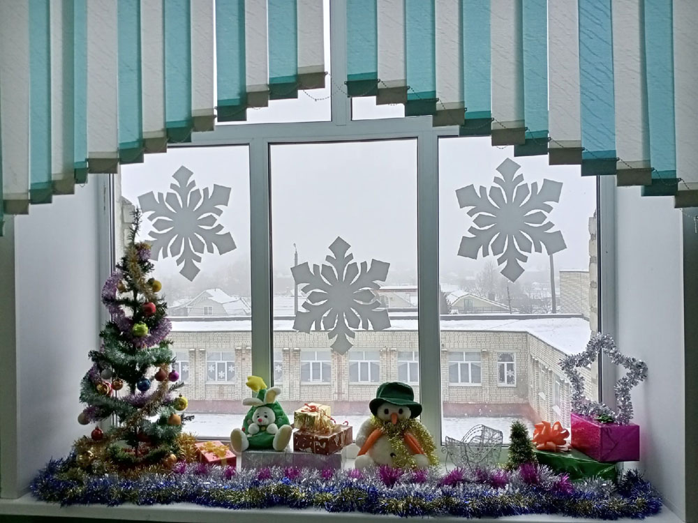 В Брянской области юные волшебники расписали окна новогодними узорами