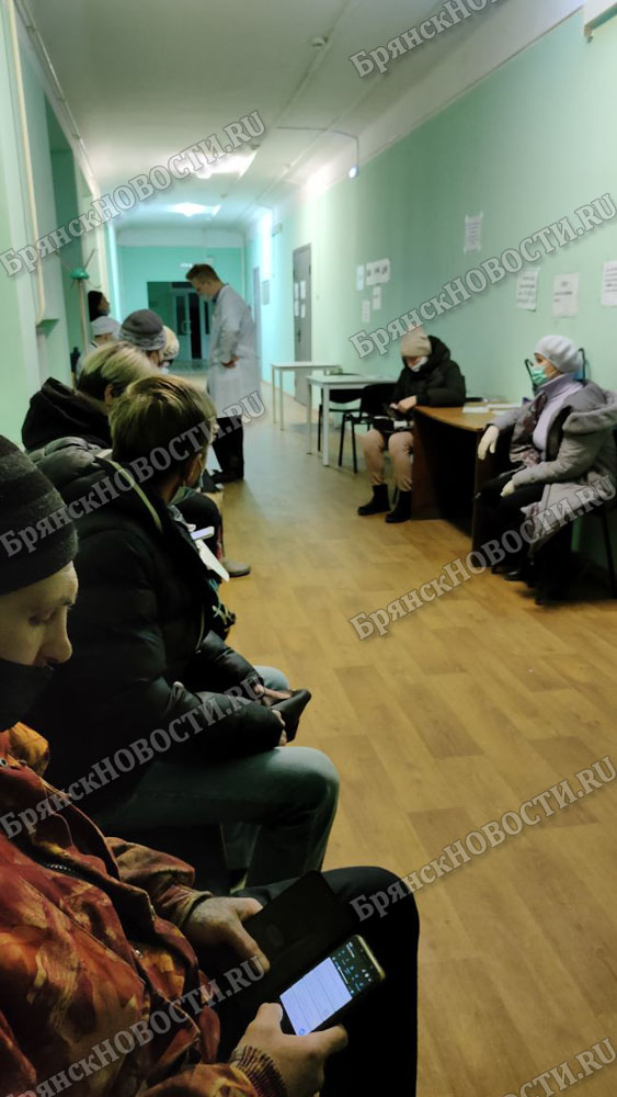 В Новозыбкове объяснили очереди на вакцинацию устоявшейся привычкой горожан