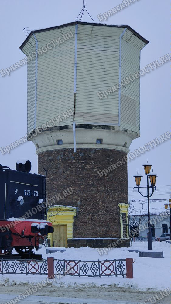 Водонапорная башня в Новозыбкове снова начала терять обшивку