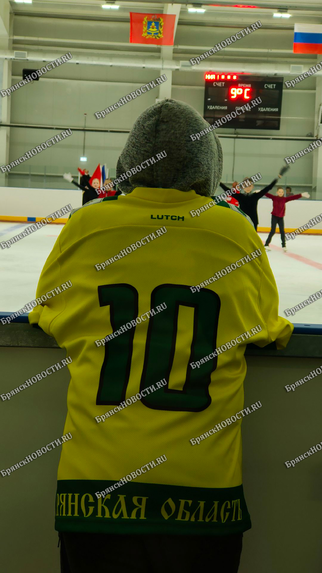 Проба льда. Хоккеисты Новозыбкова сыграли первый матч на своем льду