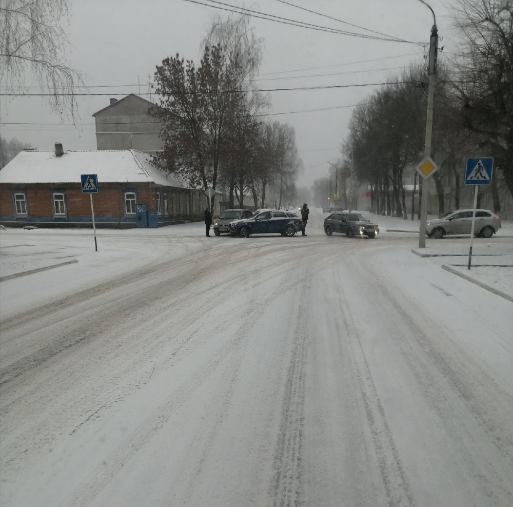 «Дорога – лёд». Водители в Новозыбкове предупреждают о сложной дорожной обстановке.