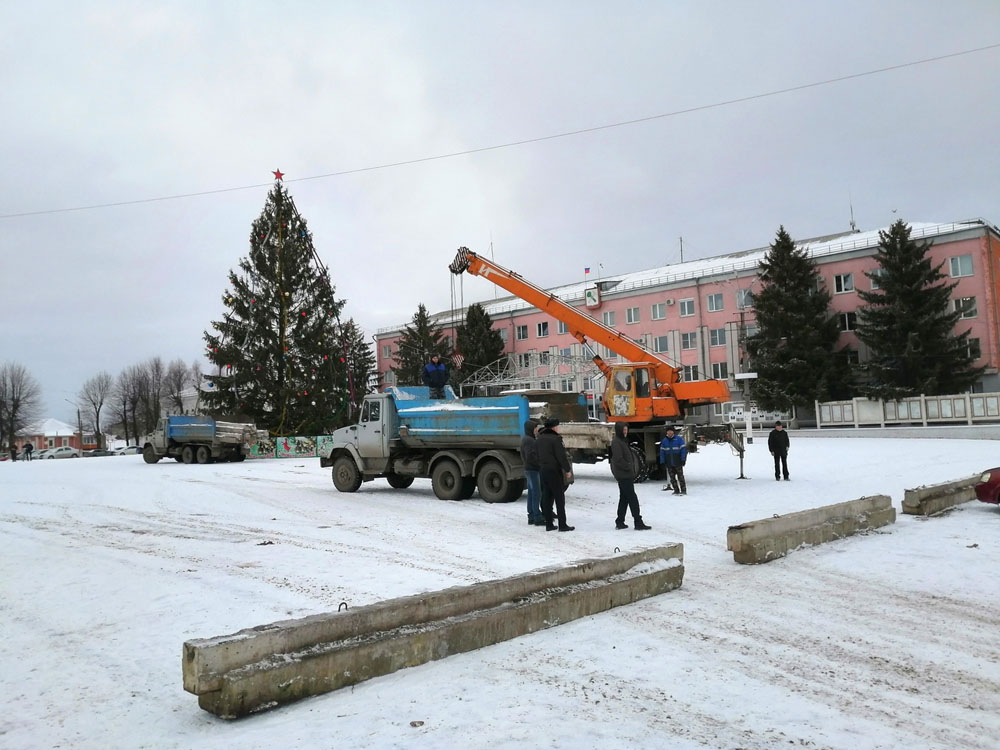 В Новозыбкове центральную площадь оградили бетонными балками