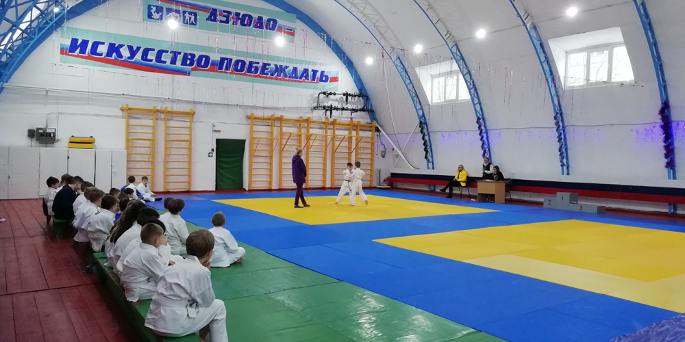 Школа дзюдо в Новозыбкове показала борьбу сильнейших