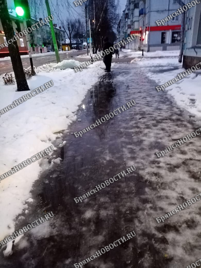 Дороги и тротуары Новозыбкова в оттепель стали труднопроходимыми