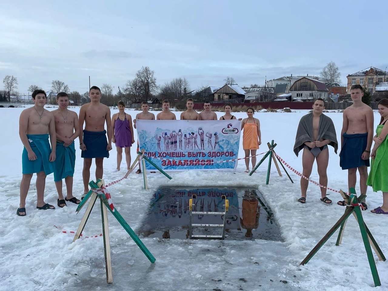 Традиционные Крещенские купания “ПАТРИОТовцев” на озере в Новозыбкове