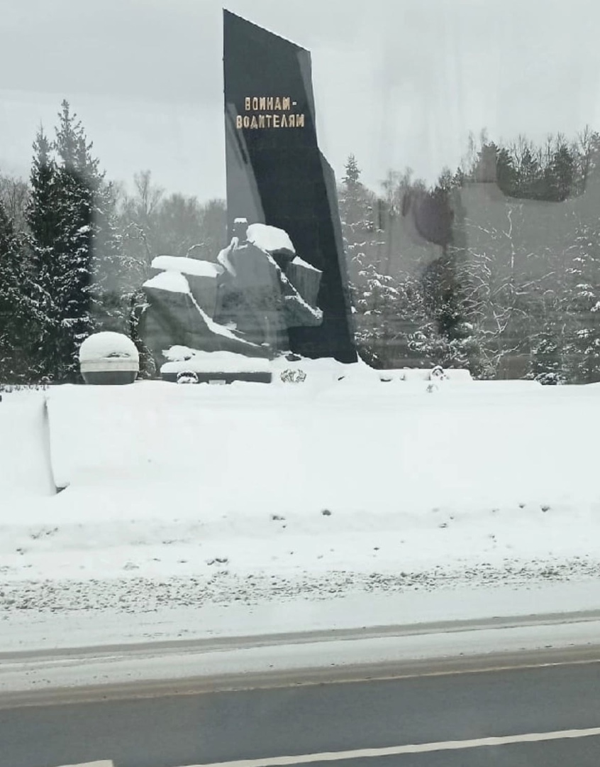 Памятник воинам-водителям в Брянске превратился в сугроб