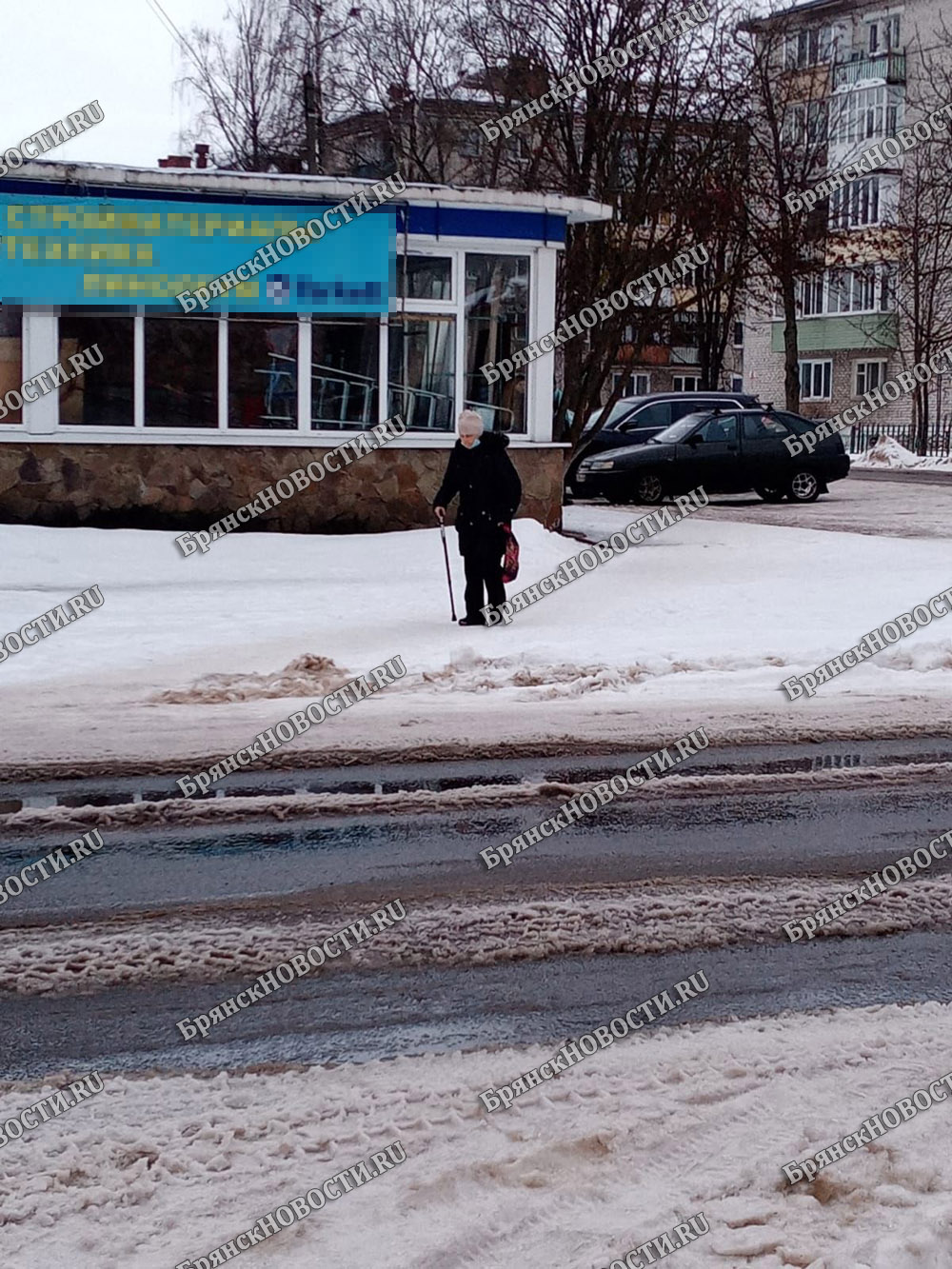 В Новозыбкове почистили дороги, а по тротуарам не пройти