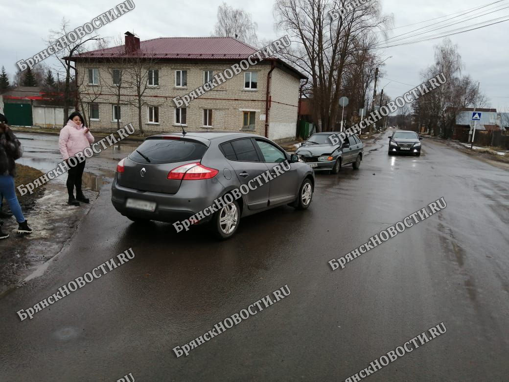 Две девушки не разъехались на перекрестке в Новозыбкове