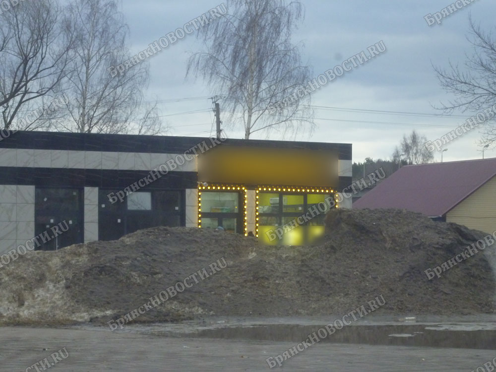 Привокзальная площадь встречает в Новозыбкове грязной кучей