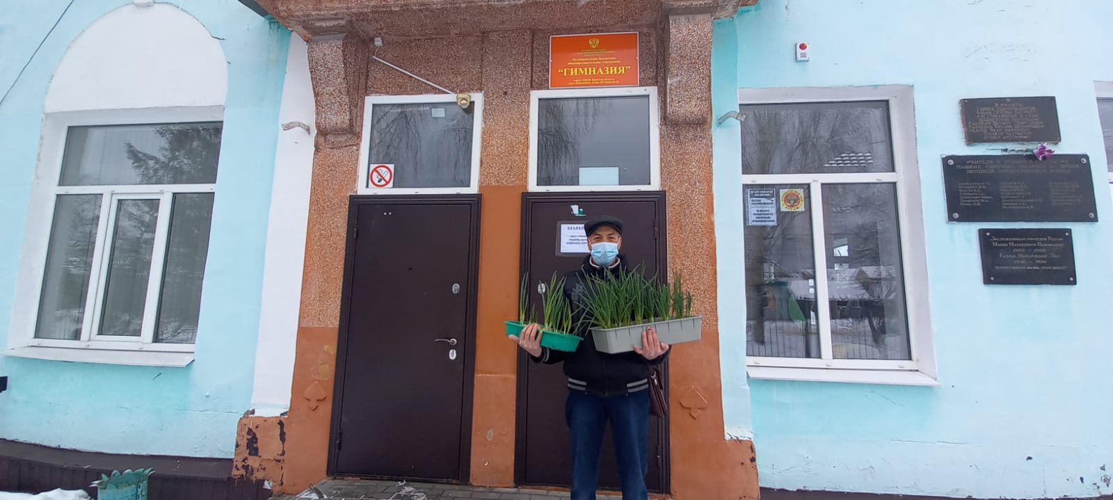 Гимназисты Новозыбкова вырастили лук для подопечных дома престарелых