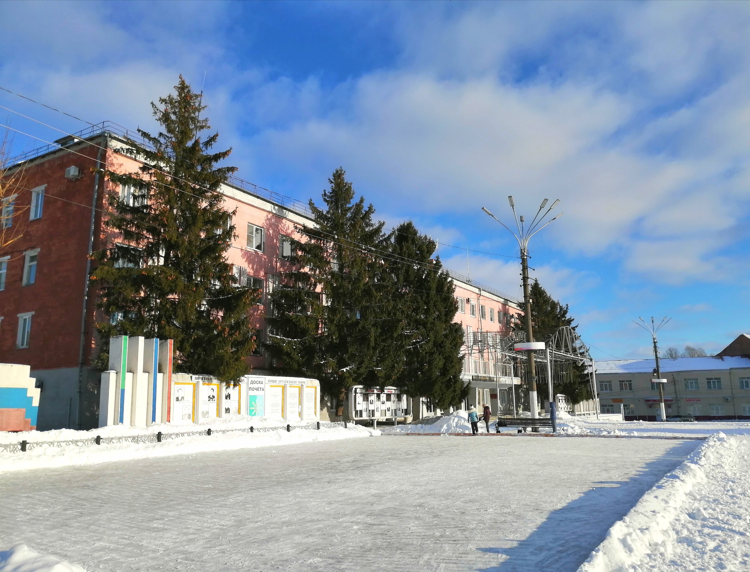 После жалоб в Новозыбкове нашли силы очистить уличные корты