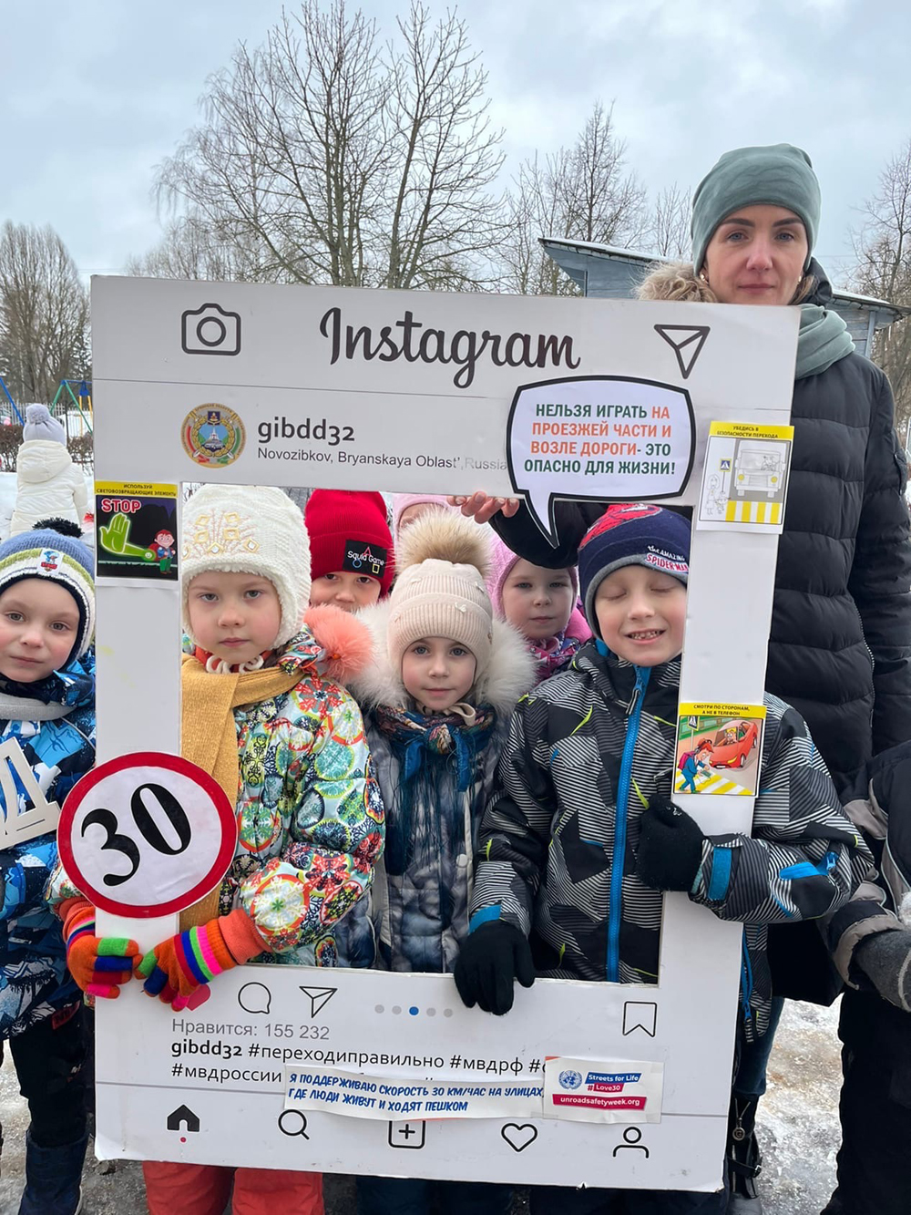 В Новозыбкове дети снежками рассказали о безопасности на дорогах