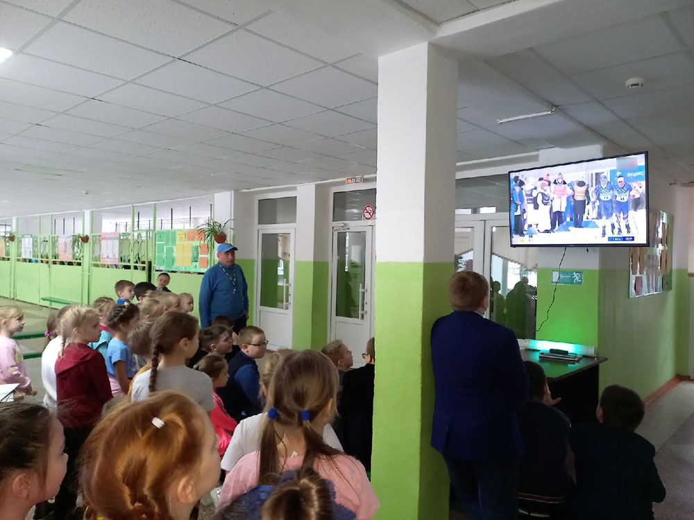 В школе Новозыбкова Олимпиаду смотрят на переменках
