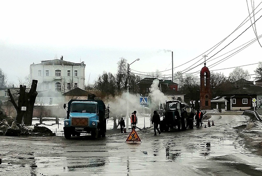Варим, варим, заливаем. Центральную улицу в Новозыбкове спешно ремонтируют. Слякоть не помеха