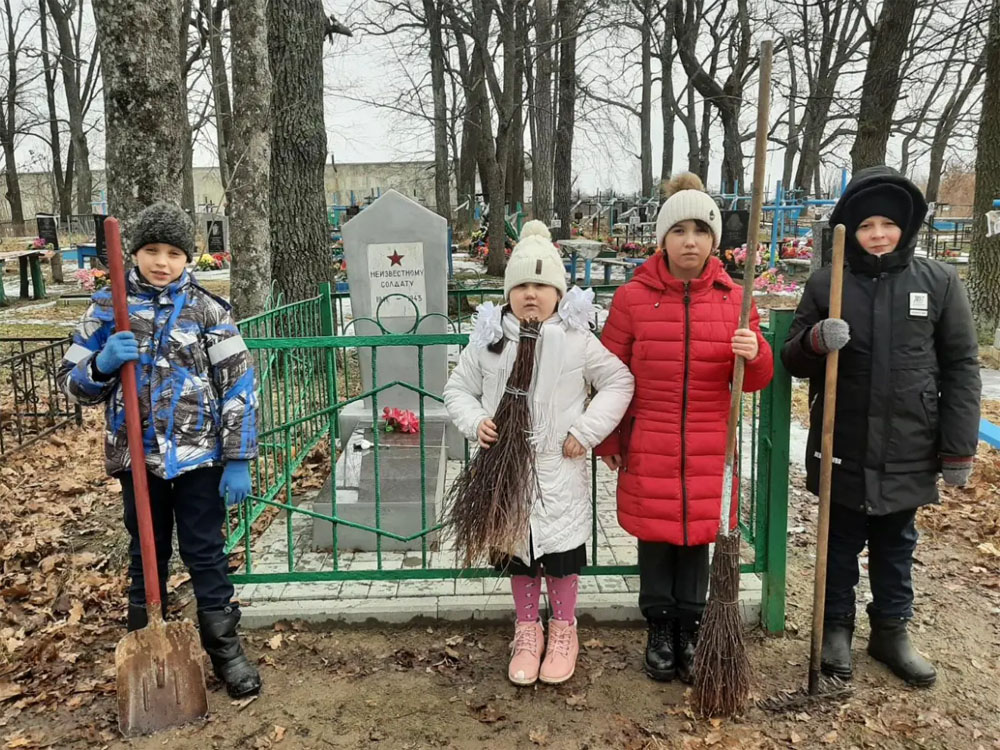 Дети убрали к празднику могилу Неизвестному солдату в Новозыбковском районе