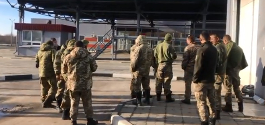 Минобороны опубликовало видео со сложившими оружие украинскими силовиками в Брянской области