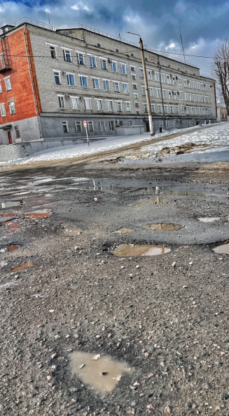 «Растаявший» асфальт после заснеженной зимы в Новозыбкове