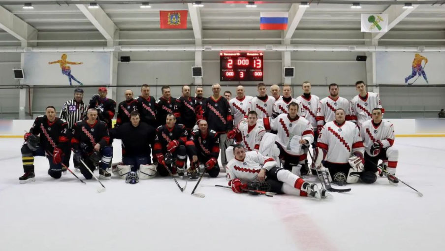 В черно-белом противостоянии хоккеистов Новозыбкова победила дружба