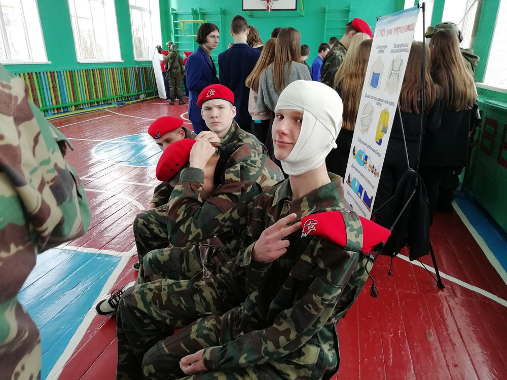 Патриоты-десантники Новозыбкова организовали в школах мобильные центры