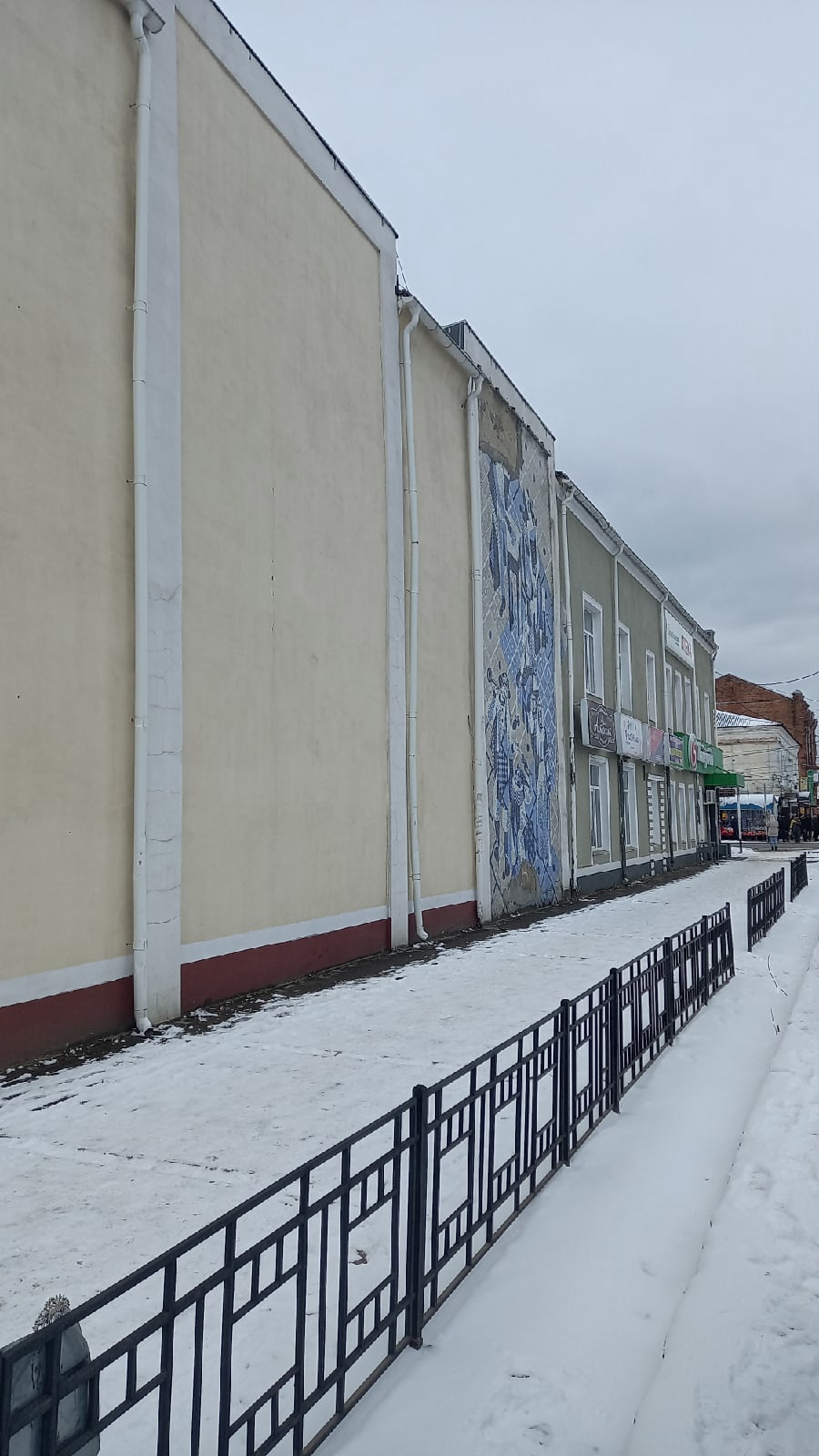 «Фасад можно пошатать». Элементы декора на здании ДК МЛП в Новозыбкове начали отваливаться