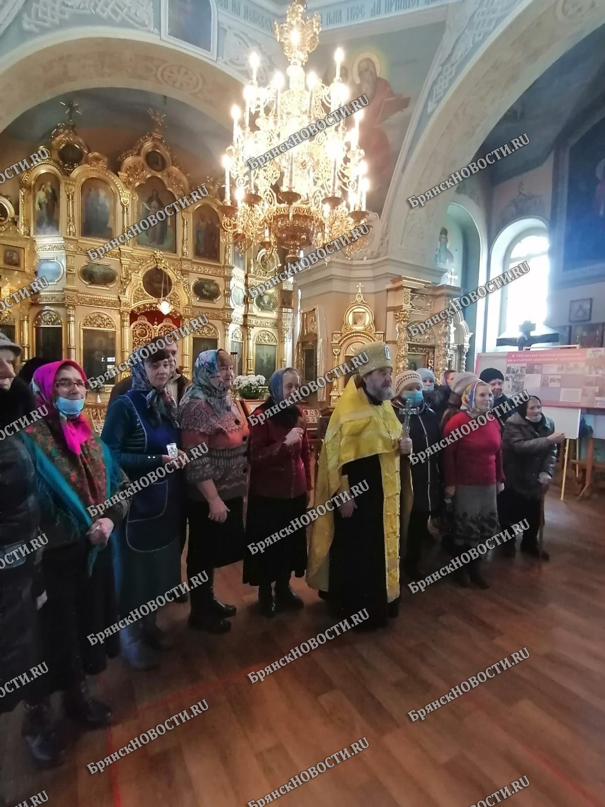 В Чудо-Михайловский храм Новозыбкова 1 марта десятки прихожан собрались на Торжественный молебен