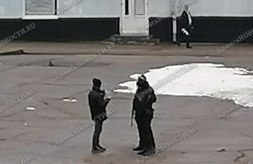 В Новозыбкове на центральную площадь вышел одиночный пикетчик