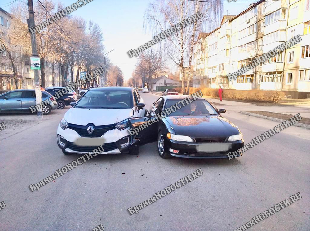 Осторожно, двери отрываются: водитель Тойоты в Новозыбкове опрометчиво остановился посреди проезжей части