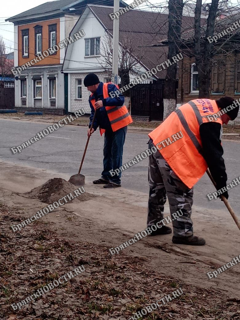 В Новозыбкове служба “Благоустройства” работает на очистке дорог